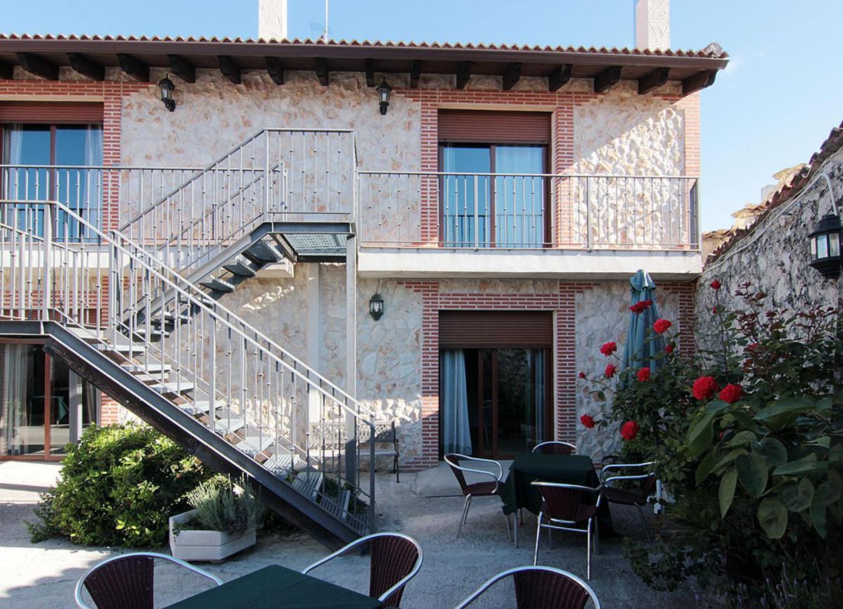 Apartamentos Turisticos Los Abuelos Montemayor de Pililla Eksteriør bilde