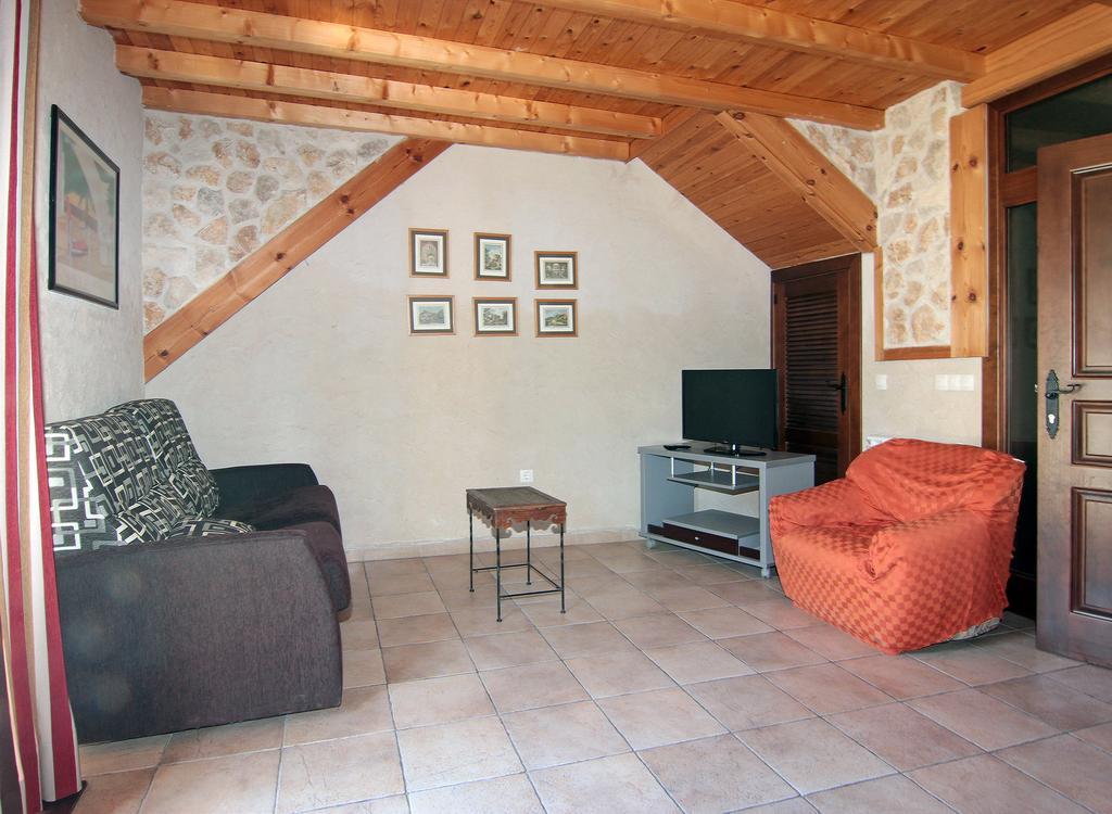 Apartamentos Turisticos Los Abuelos Montemayor de Pililla Eksteriør bilde
